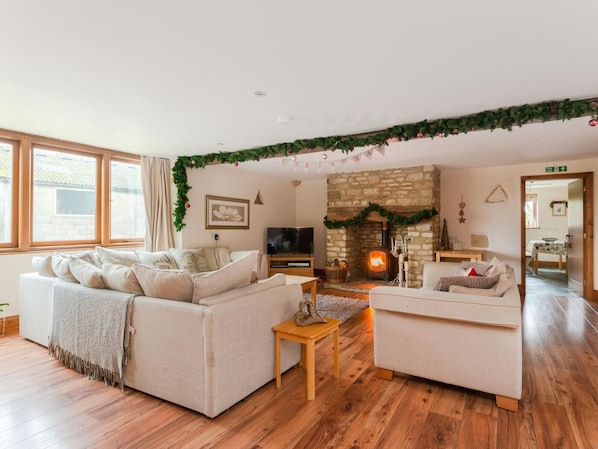 TV, fireplace - 6 Bed in Witney (oc-cc028) (Stonesfield)
