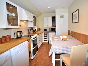 Oven, dishwasher, high chair, cookware/dishes/utensils - 2 Bed in Duns (oc-48811) (Duns)