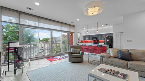 3-bedroom 3.5 bath condo! Gated Parking, Roof Deck, Steps to Stadium & Strip!