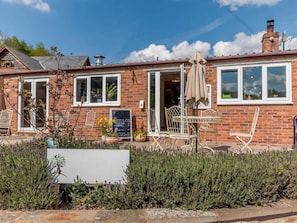 Outdoor dining - 2 Bed in Worcester (oc-cc008) (Clifton upon Teme)