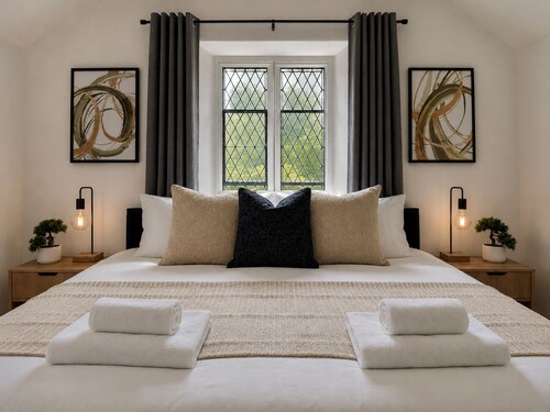 Historic Gatehouse | Private Garden | Oswestry