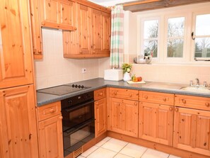 Oven, dishwasher, cookware/dishes/utensils