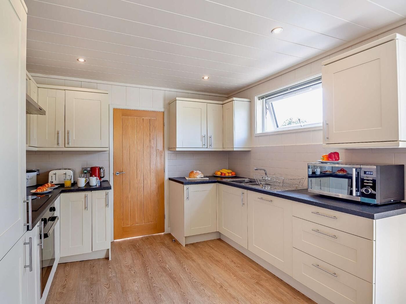 Oven, dishwasher, cookware/dishes/utensils