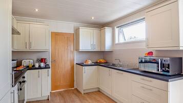 Oven, dishwasher, cookware/dishes/utensils