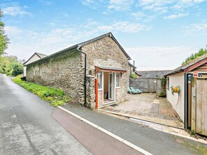 A stone building with a single door and a small porch area. - 1 Bed in Ross -on- Wye (oc-49910) (Walford)