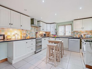 Oven, dishwasher, high chair, cookware/dishes/utensils - 4 Bed in Shrewsbury (oc-50180) (Pontesbury)