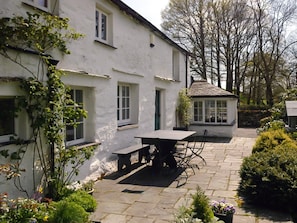 Outdoor dining - 4 Bed in Hawkshead (oc-llh02) (Near Sawrey)