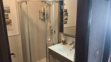 Douche, sèche-cheveux, serviettes fournies