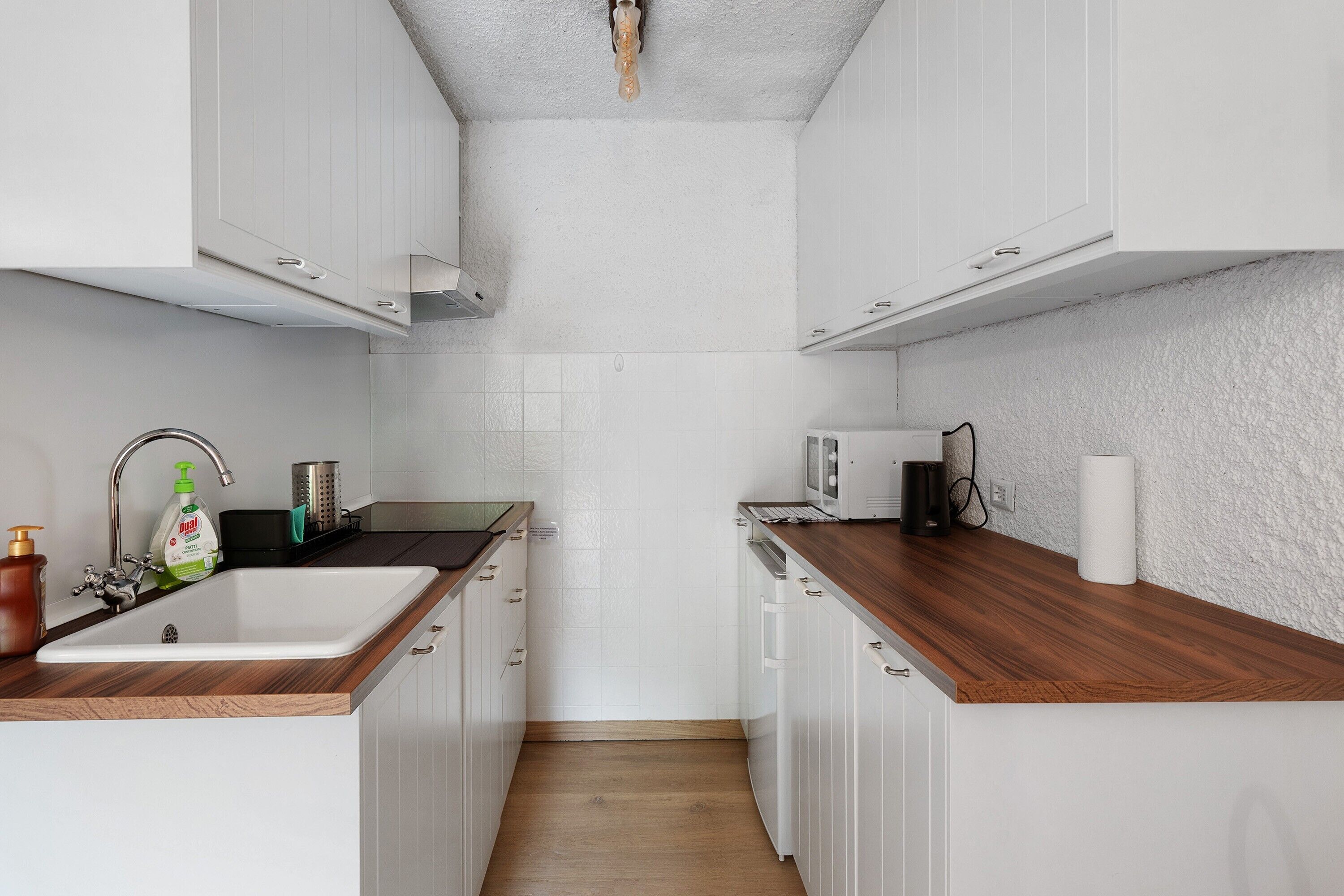 Wasserkocher mit Kaffee-/Teezubehör, Kühlschrank, Mikrowelle, Ofen