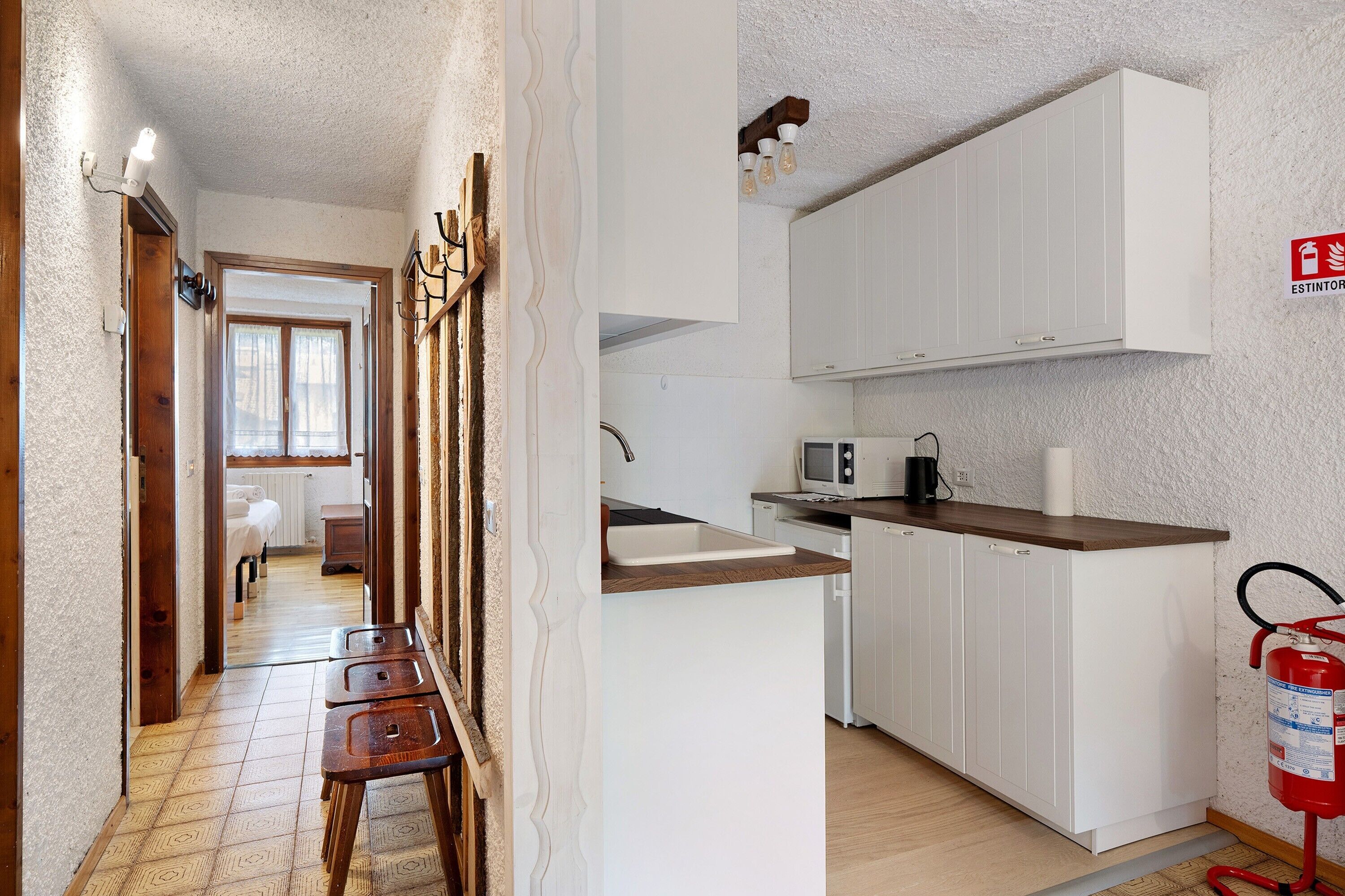 Wasserkocher mit Kaffee-/Teezubehör, Kühlschrank, Mikrowelle, Ofen