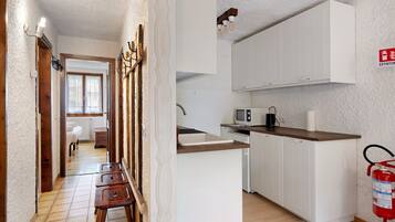Wasserkocher mit Kaffee-/Teezubehör, Kühlschrank, Mikrowelle, Ofen
