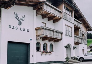 A building with a sign reading 'DAS LUIS' and a green door. - Das Luis (Altenmarkt im Pongau)