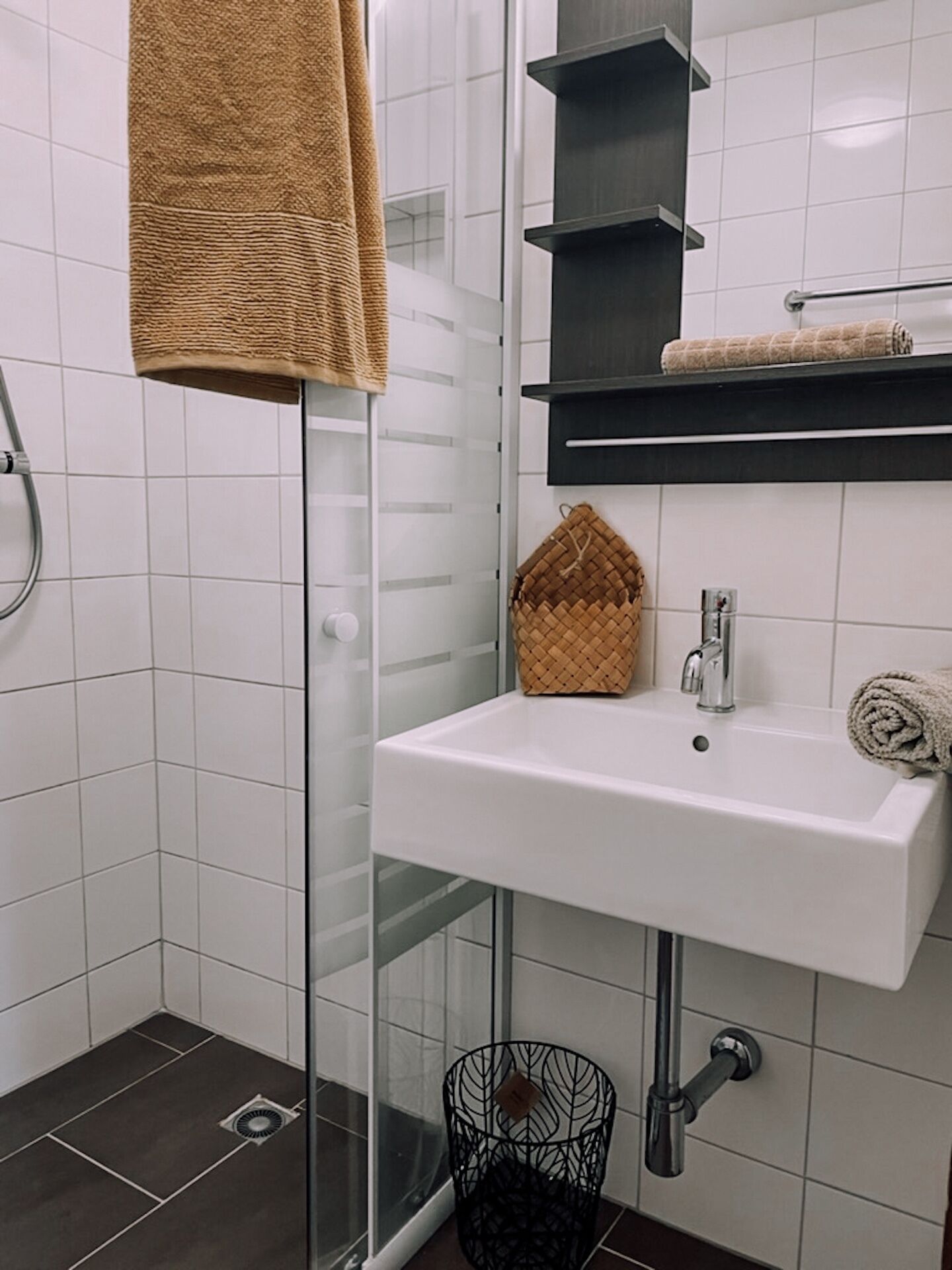 Apartment, 2 Bedrooms, Balcony, Mountain View | Bathroom | Towels, soap, toilet paper