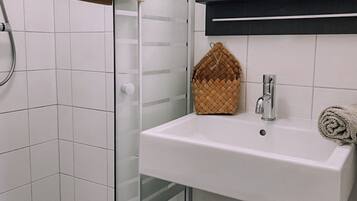 Apartment, 2 Bedrooms, Balcony, Mountain View | Bathroom | Towels, soap, toilet paper