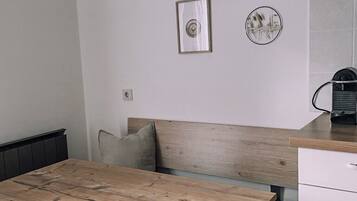 Apartment, 2 Schlafzimmer, Balkon, Bergblick | Essbereich im Zimmer