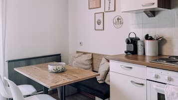 Apartment, 2 Bedrooms, Balcony, Mountain View | Living area