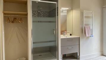 Dusche, Haartrockner, Handtücher, Seife