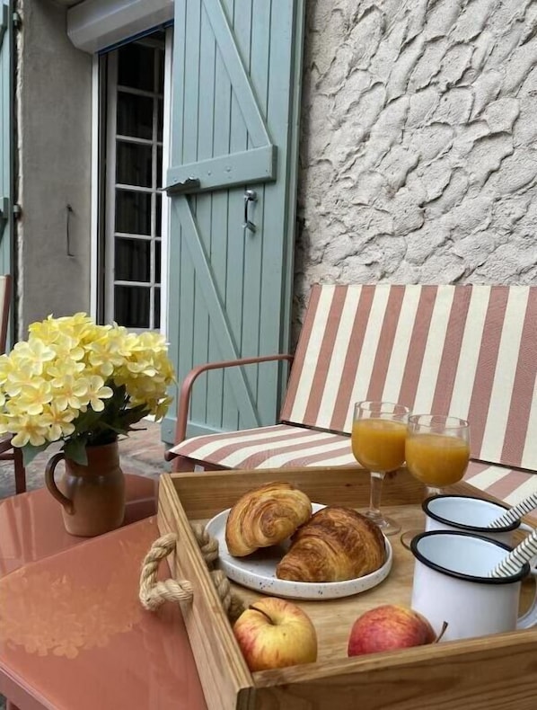 Outdoor dining - Maison joviale (La Ferté-Saint-Aubin)