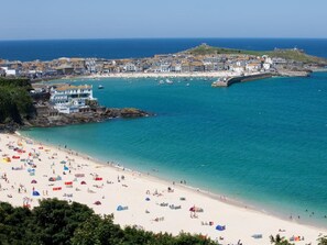 A coastal town with a sandy beach, a pier, and buildings along the water. - 2 Bed in St. Agnes (oc-50085) (Saint Agnes)