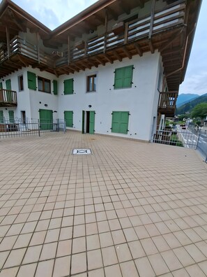 Property grounds - Bocenago Duplex Apartment with Mountain View, Private Terrace and Wi-Fi (Bocenago)