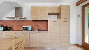 Coffee/tea maker, fridge, microwave, oven