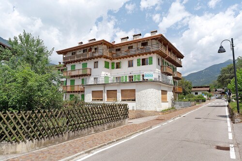 Bocenago Duplex Apartment with Mountain View, Private Terrace and Wi-Fi