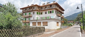Bocenago Duplex Apartment with Mountain View, Private Terrace and Wi-Fi