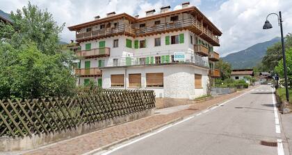 Bocenago Duplex Apartment with Mountain View, Private Terrace and Wi-Fi