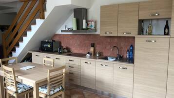 Frigorifero, microonde, forno, piano cottura