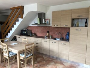 Fridge, microwave, oven, stovetop - Bocenago Duplex Apartment with Mountain View, Private Terrace and Wi-Fi (Bocenago)
