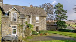 A stone house with a paved driveway and a lawn. - 4 Bed in Hawkshead (oc-llh03) (Hawkshead)