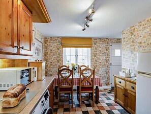 Oven, dishwasher, high chair, cookware/dishes/utensils - 2 Bed in Hawkshead (oc-llh29) (Hawkshead)