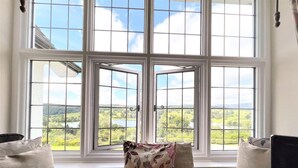Ein Zimmer mit großem Fenster und Blick auf eine reizvolle Landschaft.