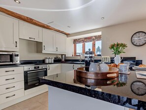 Oven, dishwasher, high chair, cookware/dishes/utensils - 3 Bed in Bromyard (oc-50507) (Pencombe)
