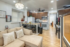 Interior - 1 Mi to Broad St Subway! Walkable Philadelphia Gem (Philadelphia)