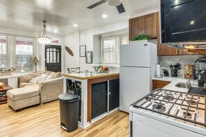 Interior - 1 Mi to Broad St Subway! Walkable Philadelphia Gem (Philadelphia)