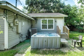 A hot tub in a backyard with a wooden deck and a small house. - 6 Mi to Dtwn! Family Home w/ Hot Tub in Houston (Houston)