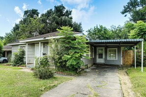 A single-story house with a front porch, a covered porch area, and a driveway leading to the front door. - 6 Mi to Dtwn! Family Home w/ Hot Tub in Houston (Houston)
