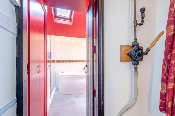 A bathroom with a shower, a toilet, and a bathtub. - 4 Bed in Hawkshead (oc-llh44) (Claife)
