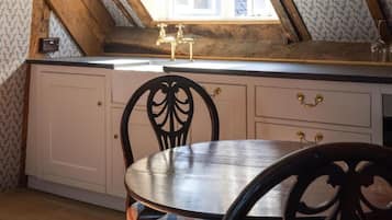 Superior Studio, Kitchen, City View | Dining