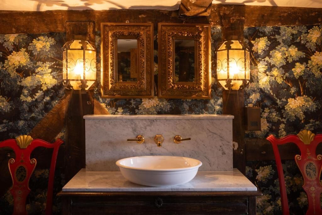 Presidential Suite, 2 Bedrooms, Kitchen, City View | Bathroom | Slippers