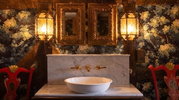 Presidential Suite, 2 Bedrooms, Kitchen, City View | Bathroom | Slippers