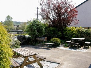A patio area with a picnic table, a small table, and a lamp post. - 7 Bed in Hawkshead (oc-llh47) (Hawkshead)