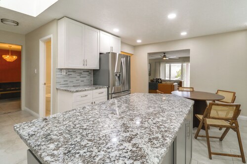 Chic 5br, Yard, Mtn Views, Games 4 fun Family Time