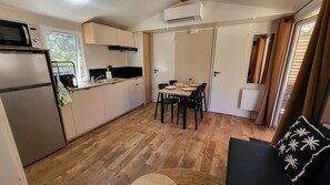Fridge, microwave, oven, stovetop - L'Eden des Chênes - Premium Mobile Home (6-7 people) - Beach Access - Porto Vecchio (Porto-Vecchio)