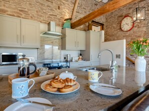 Oven, dishwasher, high chair, cookware/dishes/utensils - 3 Bed in Bromyard (oc-50517) (Pencombe)