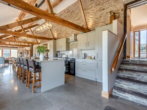 Oven, dishwasher, high chair, cookware/dishes/utensils - 3 Bed in Bromyard (oc-50517) (Pencombe)