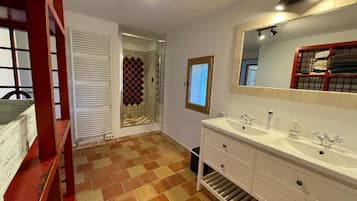 Classic Double Room, Garden View | Bathroom