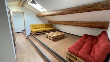 Suite familiare, vista giardino | Area soggiorno
