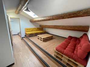 Familie suite, uitzicht op tuin | Woonruimte